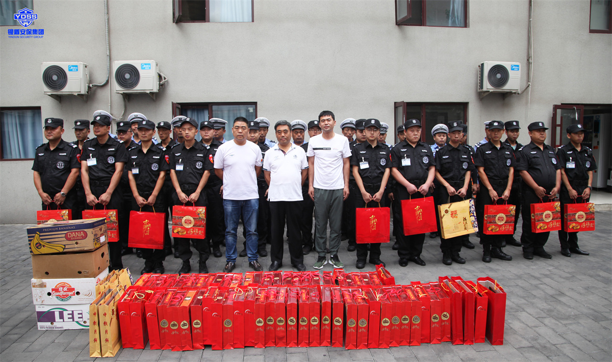 1656665105516437.jpg 中秋正佳时,人月两团圆。为了让广大员工欢度佳节,弘扬人文关怀。2019年9月12日上午,公司副总经理张茂海带领后勤保障部及工会,慰问了中国历史研究院、北京奥运博物馆、北京西站等一线员工,并为每位员工现场派发了月饼及水果,体现了公司对员工的真情关怀。.jpg