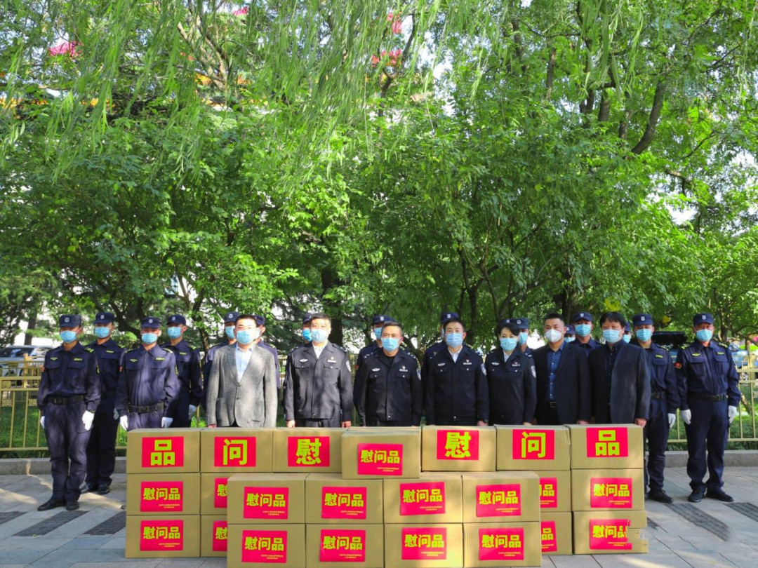 北京市公安局治安管理总队领导和北京市公安局天安门地区分局领导慰问天安门一线保安员 北京市公安局治安管理总队慰问天安门一线保安员