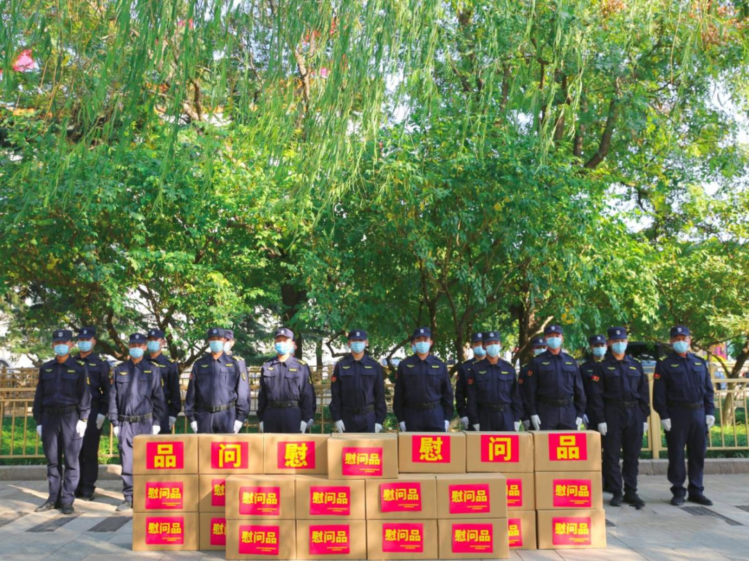 北京市公安局治安管理总队领导和北京市公安局天安门地区分局领导慰问天安门一线保安员 北京市公安局治安管理总队慰问天安门一线保安员