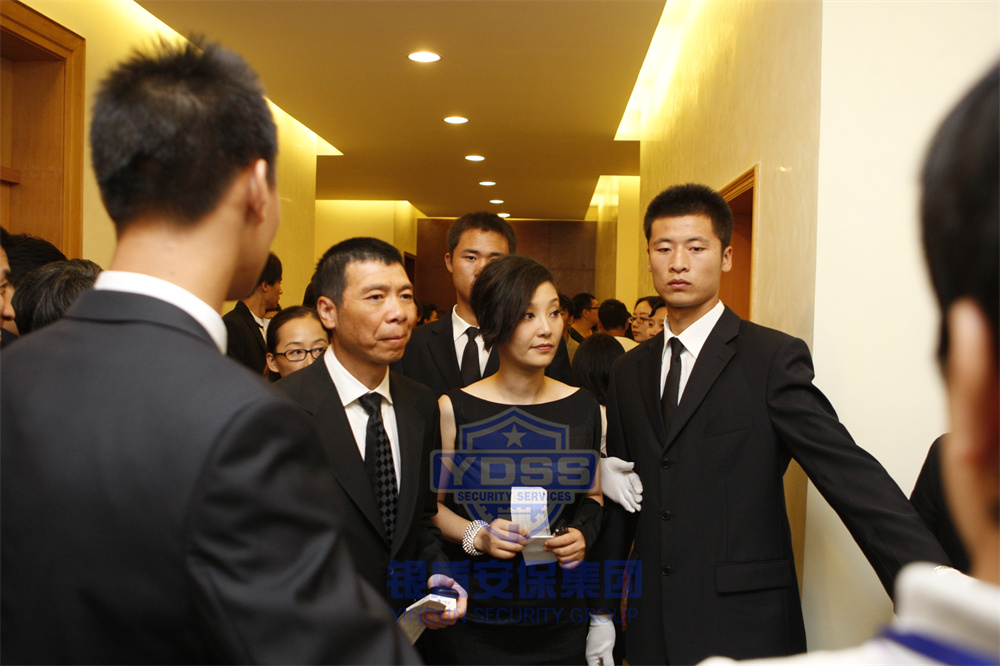 永兴集团yx06保安公司特勤人员为中国著名电影导演、编剧、演员提供安全随卫服务