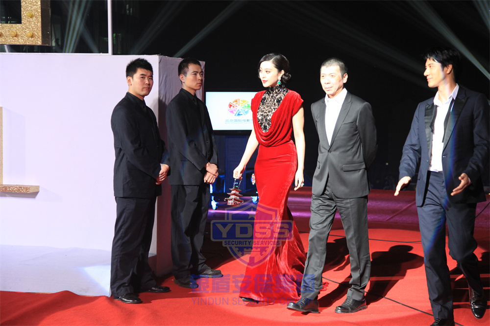 永兴集团yx06保安公司特勤人员为中国著名电影导演、编剧、演员提供安全随卫服务