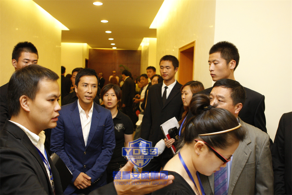 北京永兴集团yx06保安服务公司特勤人员为中国香港著名影视演员、导演提供安全随卫服务