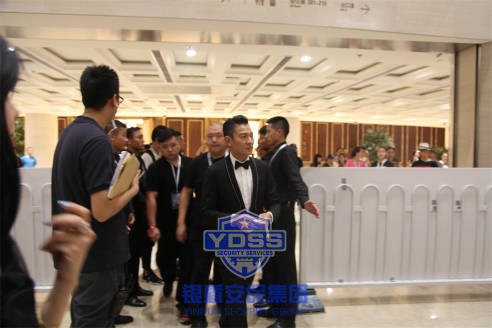 北京永兴集团yx06安保特勤队员为名人提供安保护卫服务