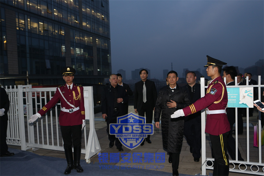 北京永兴集团yx06安保特勤队员为名人提供安保护卫服务