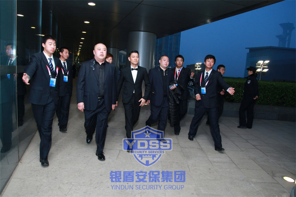 北京永兴集团yx06安保特勤队员为名人提供安保护卫服务