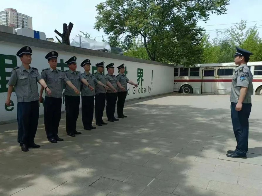 北京永兴集团yx06保安公司驻北京光大银行分支行保安队组织开展保安员形体队列培训