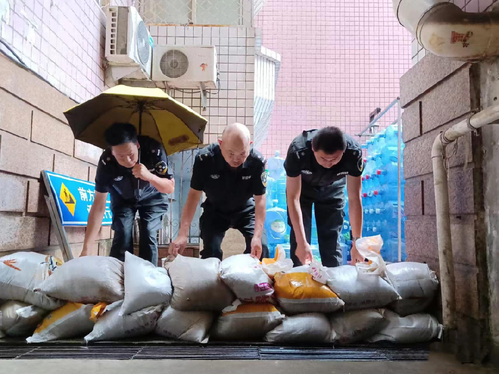 防汛减灾保安全 北京保安在行动